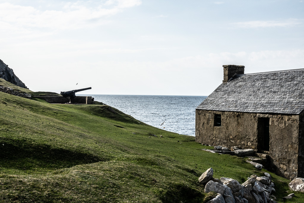 WWI gun and house.